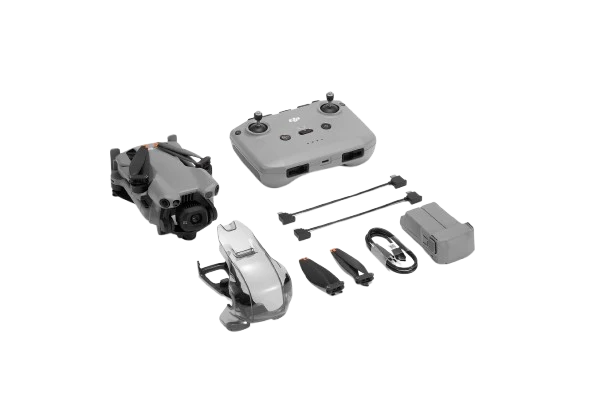 Contenido de la caja DJI Mini 5 Pro Estándar: dron, control RC N3, batería, protector de gimbal, cables y hélices